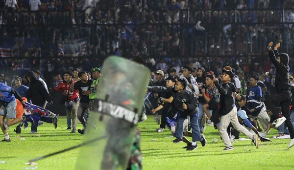 Hơn 120 người thiệt mạng trong bạo loạn tại trận bóng đá ở Indonesia
