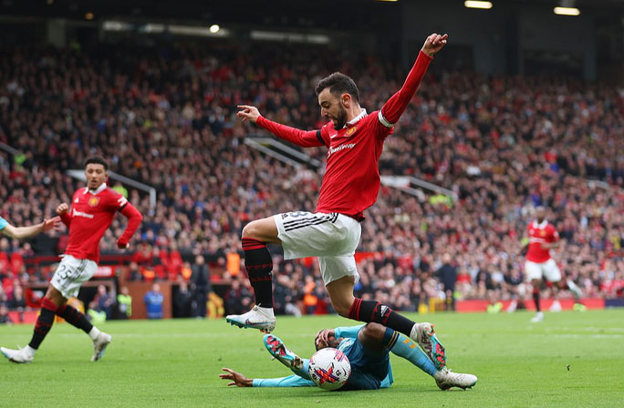 Man United chia điểm đội chót bảng, Arsenal vững ngôi số 1