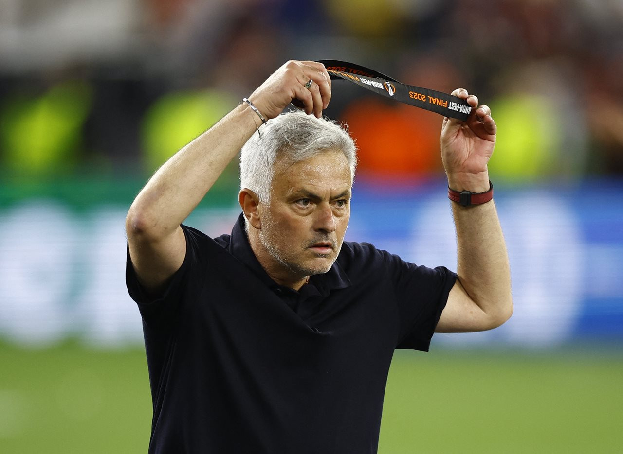 HLV Mourinho ném huy chương á quân Europa League lên khán đài
