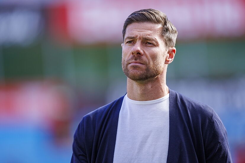 HLV Alonso thể hiện tình cảm với Real Madrid