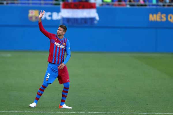 Lộ mức lương 'không tưởng' của Pique ở Barca